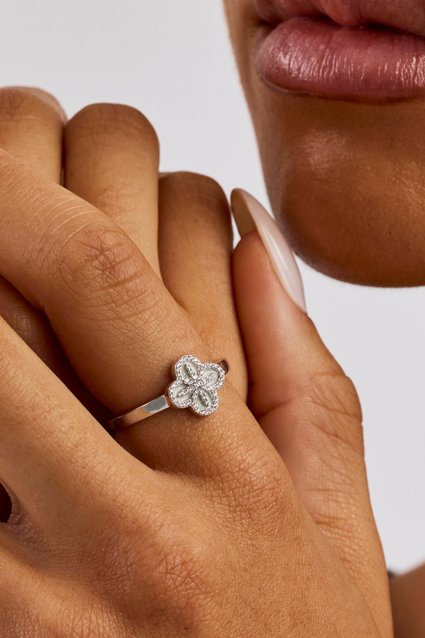 Star Motif Band Ring - 8mm - White